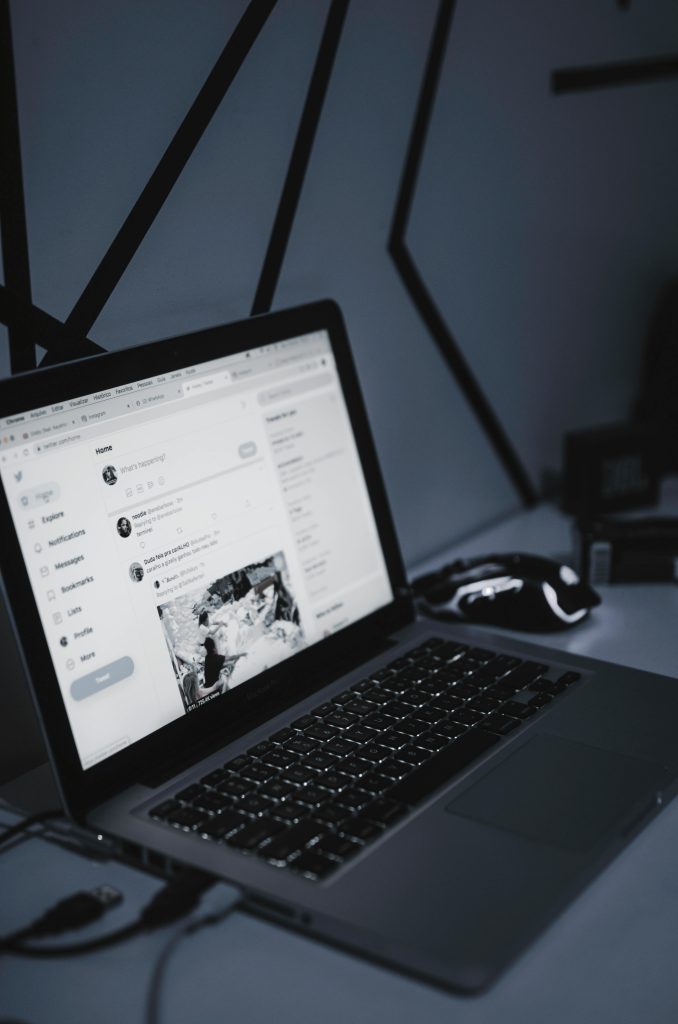 This images featers a laptop premoting the idea that OysterVPN is needed to be safe on the internet. promotingfeaturesimage